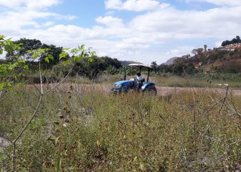 AJUDA NO CAMPO! Secretaria de Agricultura atende agricultores com serviços de trator