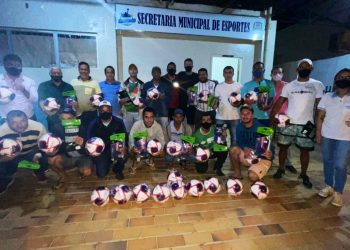 Prefeitura de Mantena entrega materiais esportivos para times de futebol