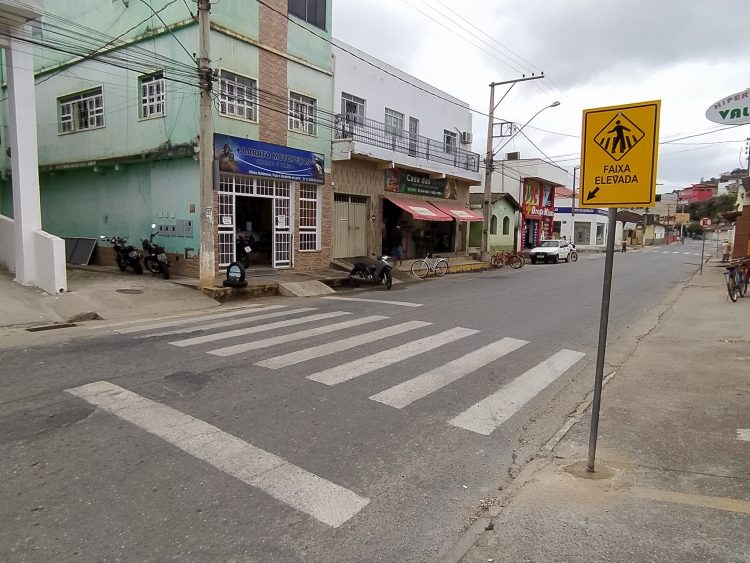 PREFEITURA INICIA CONSTRUÇÃO DE FAIXAS ELEVADAS NA RUA FREI INOCÊNCIO