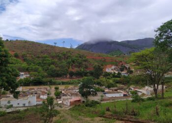 Prefeitura constrói curvas de nível no bairro São Bernardo e limpa caixas secas no Pires de Albuquerque