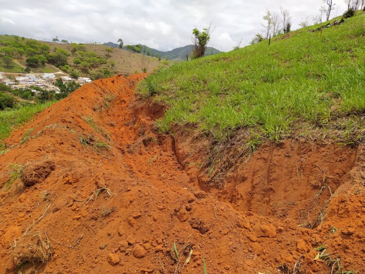Prefeitura constrói curvas de nível no bairro São Bernardo e limpa caixas secas no Pires de Albuquerque