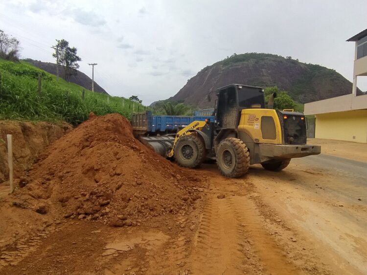 Prefeitura realiza serviço de limpeza na rodovia MGC-381