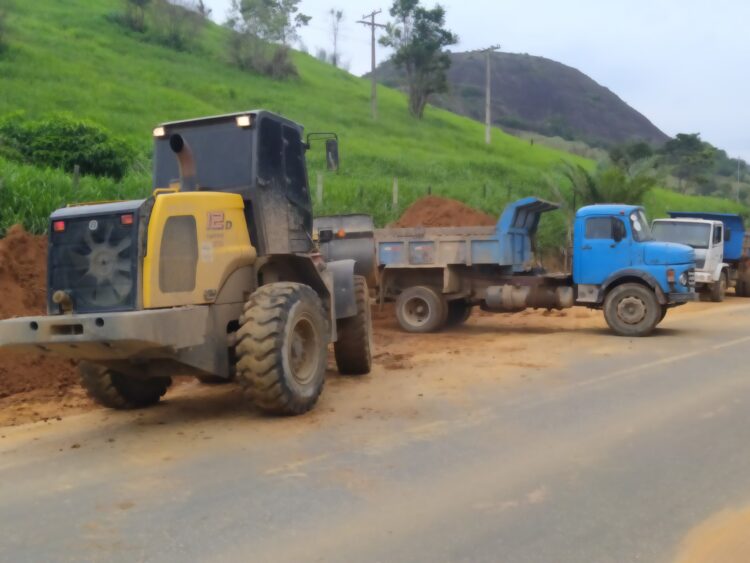 Prefeitura realiza serviço de limpeza na rodovia MGC-381
