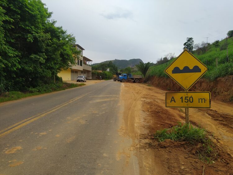 Prefeitura realiza serviço de limpeza na rodovia MGC-381