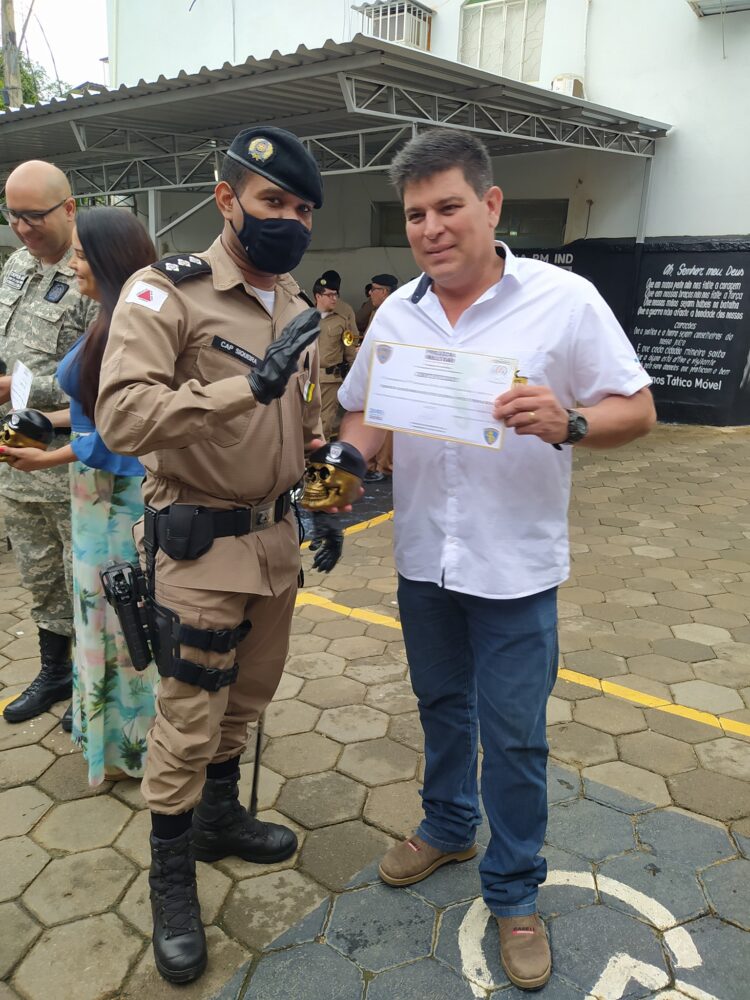 Prefeito João Rufino é homenageado pela Polícia Militar