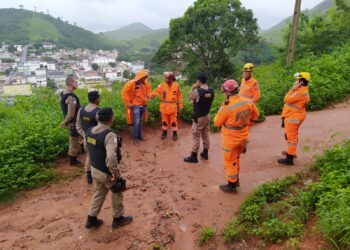 Defesa Civil de Mantena em AÇÃO! Chuvas causam transtornos e deslizamentos de terra em pontos da cidade.