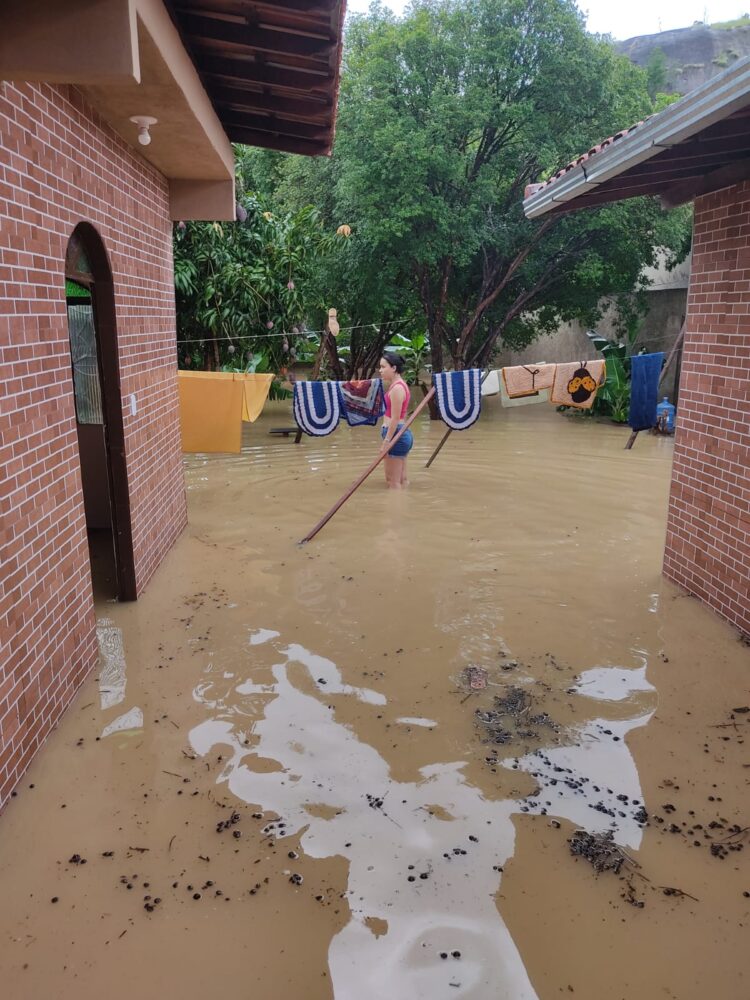 Prefeito João Rufino visita locais afetados pelas chuvas para avaliar danos e planejar reparos