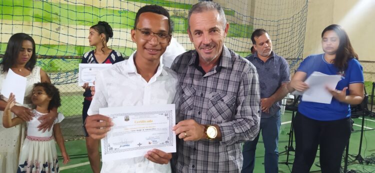 Famílias assistidas pela Assistência Social participam de confraternização