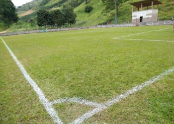 Manutenção em dia nos campos de futebol em Mantena