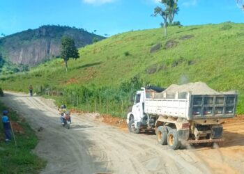 Prefeitura realiza patrolamento e cascalha estradas em Limeira