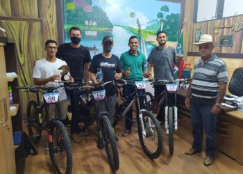 Prefeito João Rufino recepciona atletas de downhill