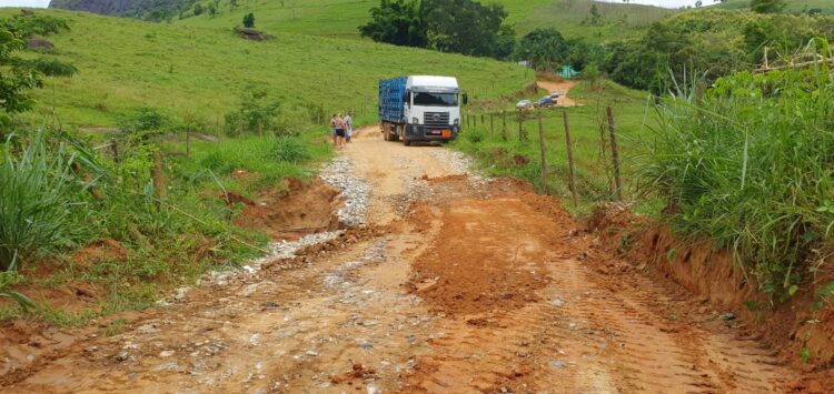 Prefeitura realiza reparos em bueiro e libera trânsito na MG-418