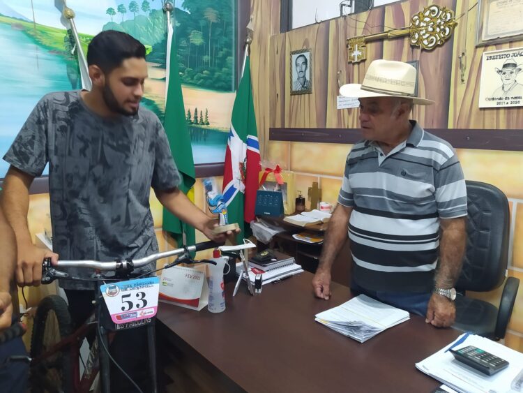 Prefeito João Rufino recepciona atletas de downhill
