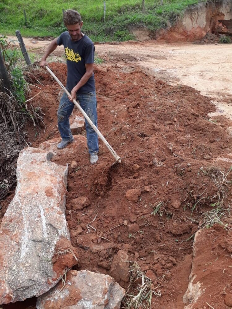 Prefeitura reconstrói bueiros na zona rural do município