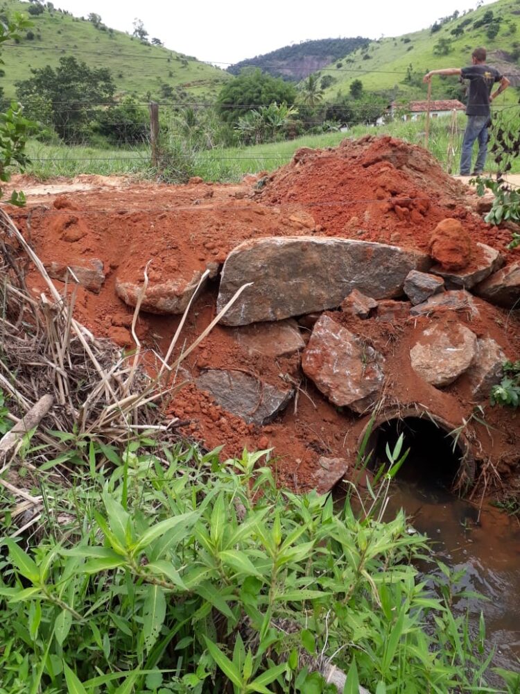 Prefeitura reconstrói bueiros na zona rural do município