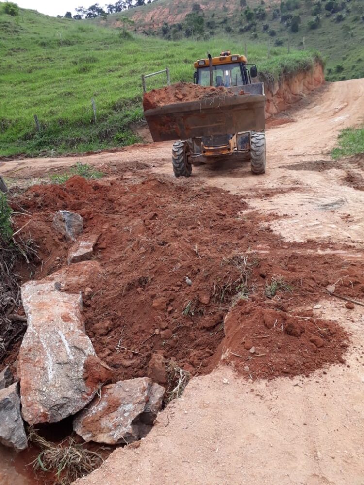 Prefeitura reconstrói bueiros na zona rural do município