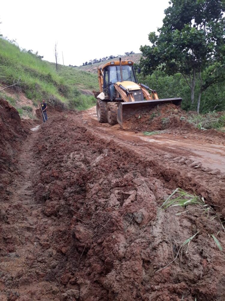 Prefeitura reconstrói bueiros na zona rural do município