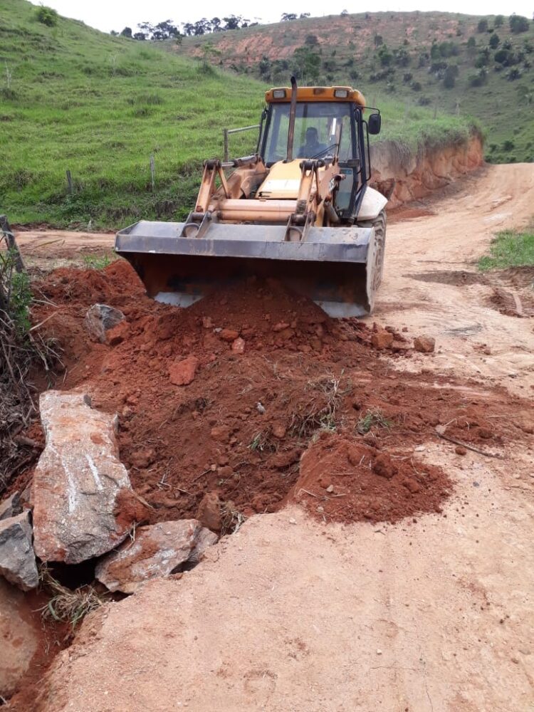 Prefeitura reconstrói bueiros na zona rural do município