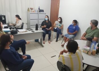 Membros do Conselho Municipal dos Direitos da Pessoa Idosa se reúnem