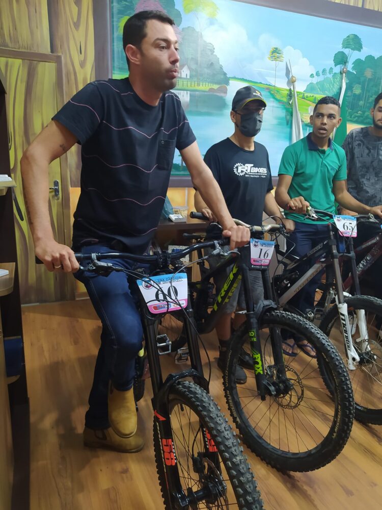 Prefeito João Rufino recepciona atletas de downhill