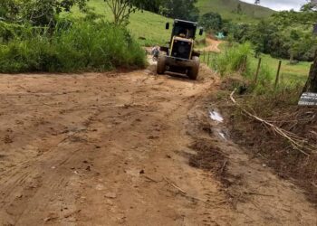 Prefeitura realiza reparos em bueiro na MG-418