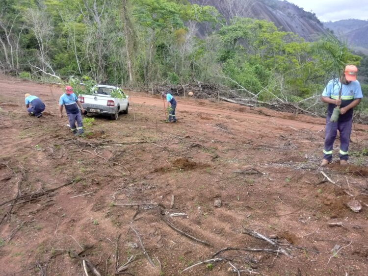 Secretaria de Meio Ambiente faz a recuperação de mata ciliar com plantio de mudas