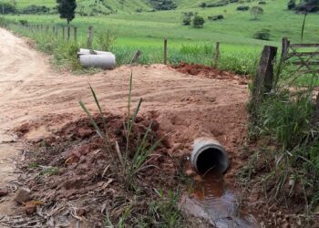 Prefeitura reconstrói bueiros na zona rural do município