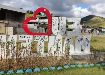 Letreiro turístico “EU AMO MANTENA” é alvo de vandalismo