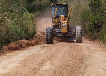 Prefeitura patrola estradas do córrego do Bacião