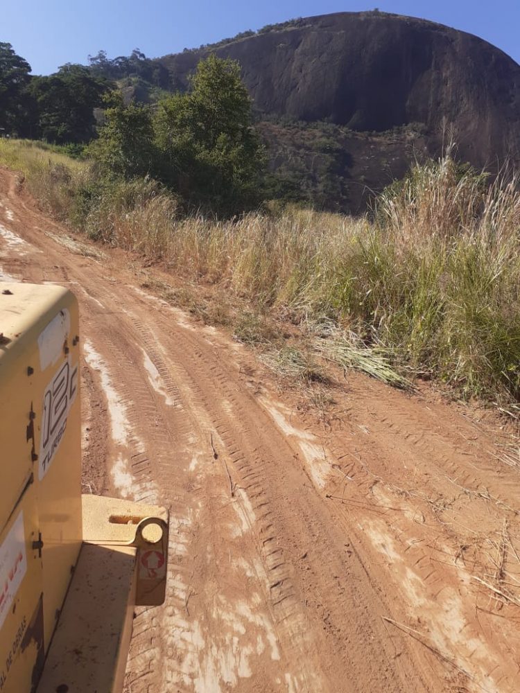 Prefeitura faz manutenção na estrada de acesso à Pedra do Emiliano, Área de Ecoturismo, Esporte e Lazer