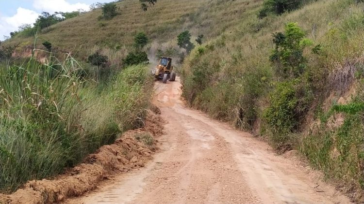 Prefeitura patrola estradas do córrego do Bacião