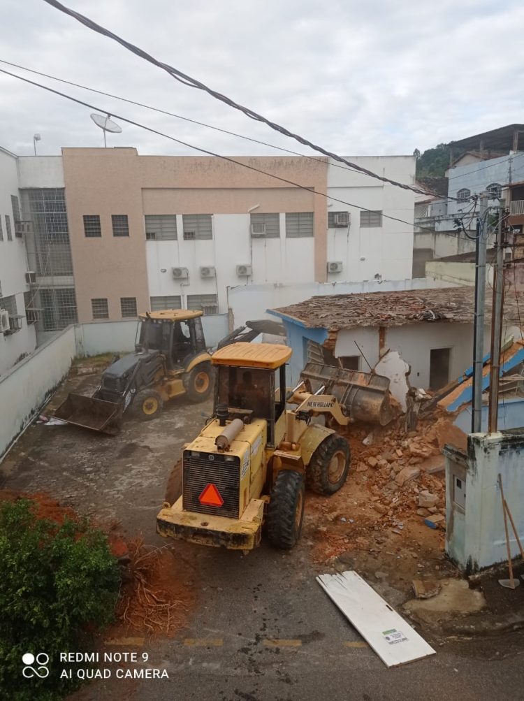 Secretaria de Obras faz demolição e limpa área para construção do novo e moderno Centro de Saúde