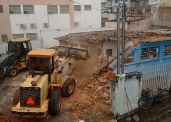 Secretaria de Obras faz demolição e limpa área para construção do novo e moderno Centro de Saúde