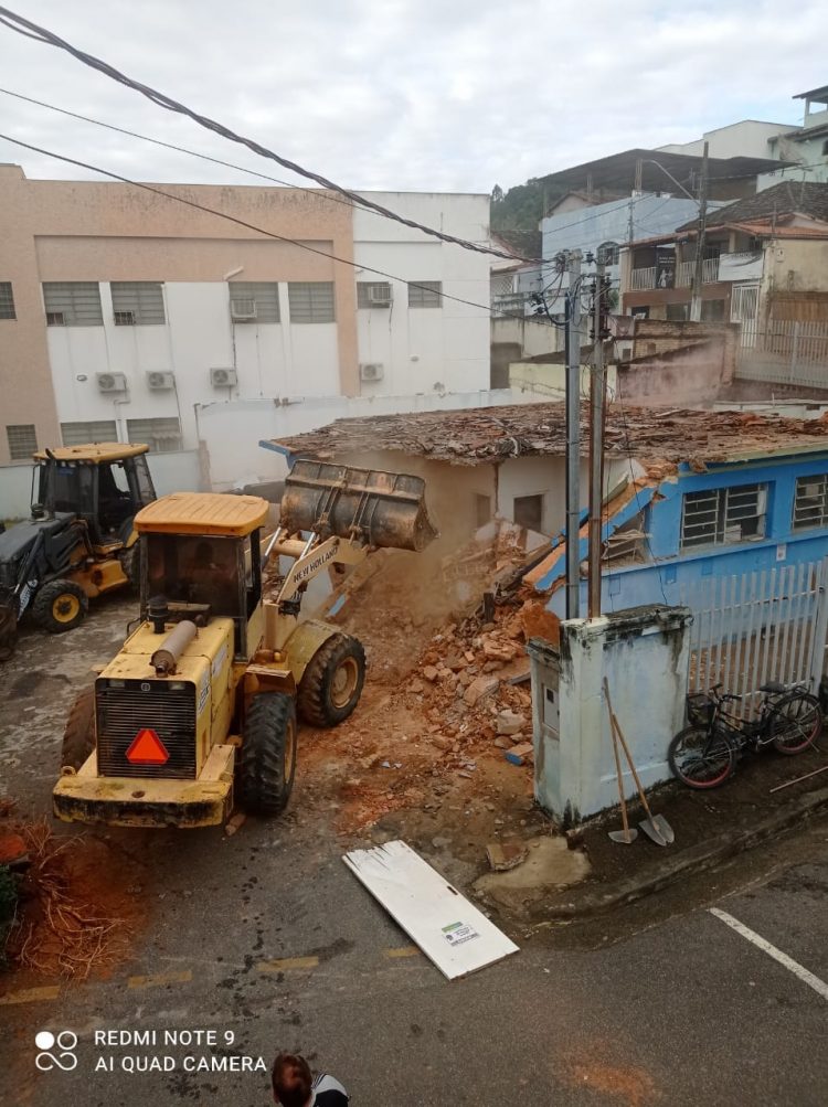 Secretaria de Obras faz demolição e limpa área para construção do novo e moderno Centro de Saúde