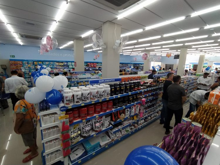 Secretário de Indústria e Comércio Jhony Firmino, participa de inauguração da Farmácia Indiana