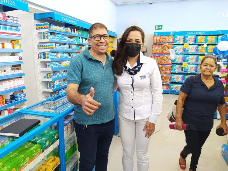 Secretário de Indústria e Comércio Jhony Firmino, participa de inauguração da Farmácia Indiana