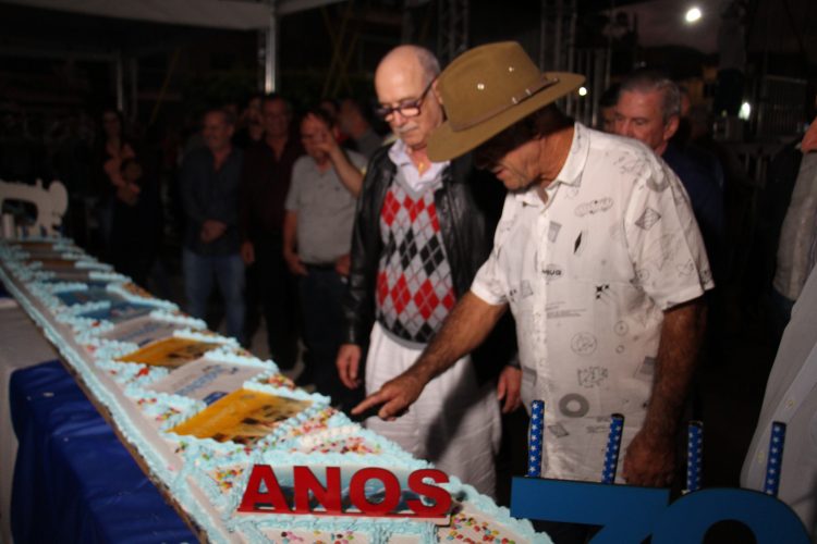 Bolo de 79 metros é montado para celebrar o Dia do Costureiro