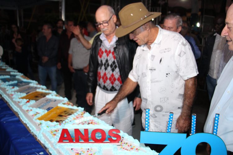 Bolo de 79 metros é montado para celebrar o Dia do Costureiro