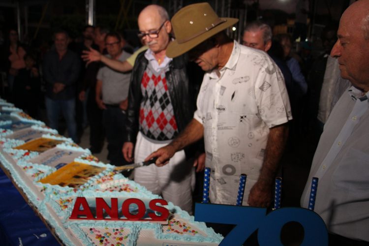 Bolo de 79 metros é montado para celebrar o Dia do Costureiro