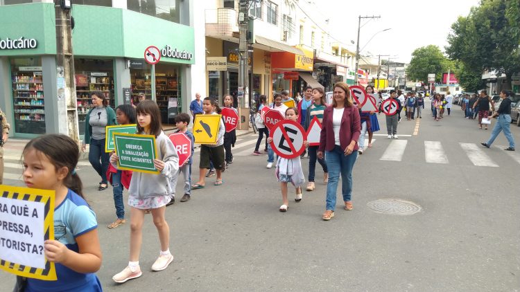 MAIO AMARELO: Secretaria de Saúde promove passeata, palestra e simulação de acidente com resgate de vítima
