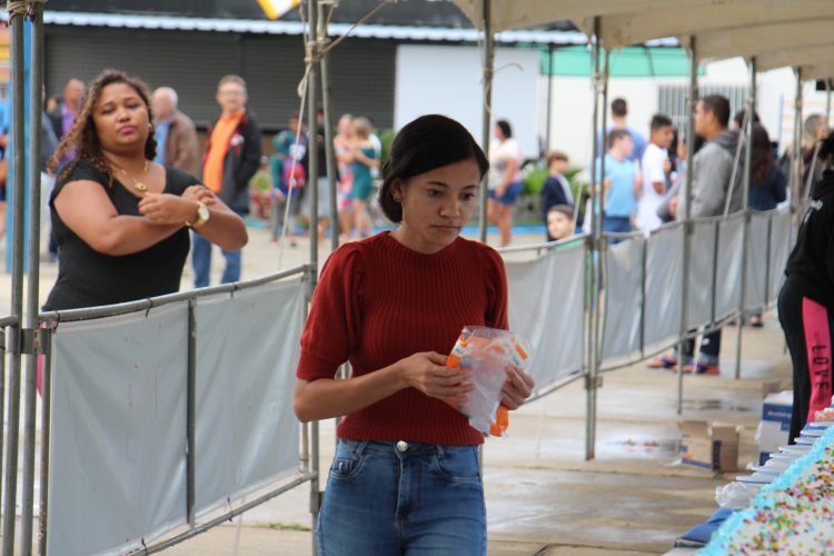 Bolo de 79 metros é montado para celebrar o Dia do Costureiro
