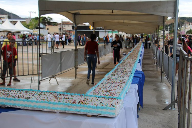 Bolo de 79 metros é montado para celebrar o Dia do Costureiro