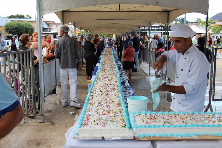 Bolo de 79 metros é montado para celebrar o Dia do Costureiro