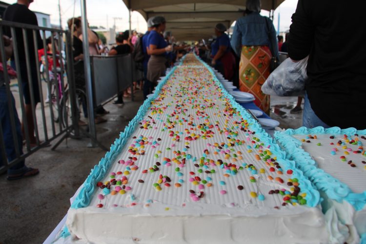 Bolo de 79 metros é montado para celebrar o Dia do Costureiro