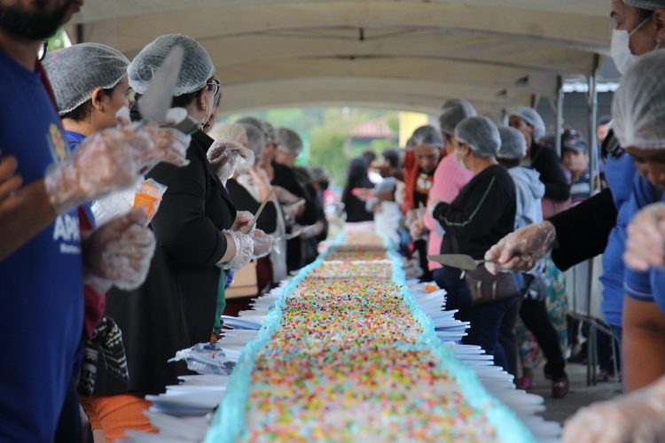 Bolo de 79 metros é montado para celebrar o Dia do Costureiro