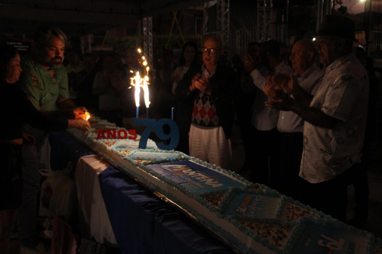 Bolo de 79 metros é montado para celebrar o Dia do Costureiro