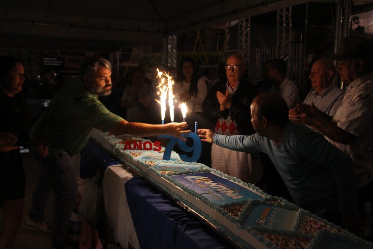 Bolo de 79 metros é montado para celebrar o Dia do Costureiro