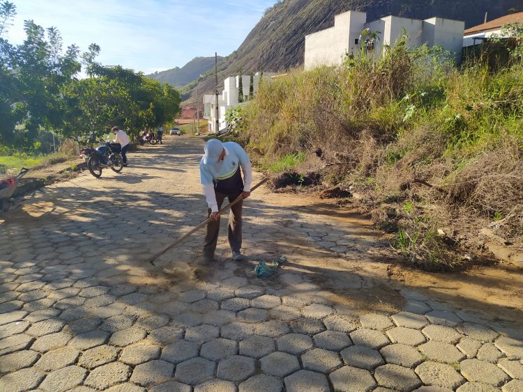 Equipe de limpeza chega ao bairro Esplanada