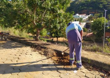 Equipe de limpeza chega ao bairro Esplanada