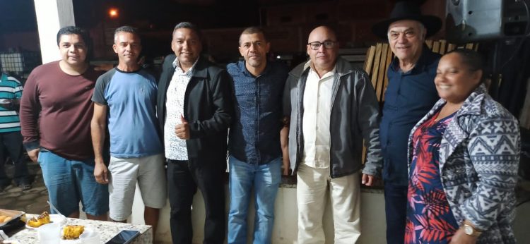 Prefeito João Rufino, secretários e vereadores se reúnem com moradores e anunciam pavimentação de 100% do bairro Vila Florindo